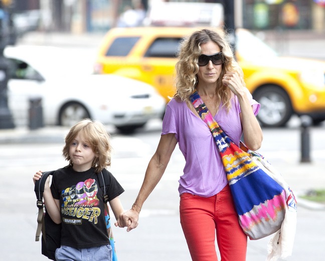 Sarah Jessica Parker, purple top, lavendar tshirt, coral pants, pink pants, tote bag, colorful purse